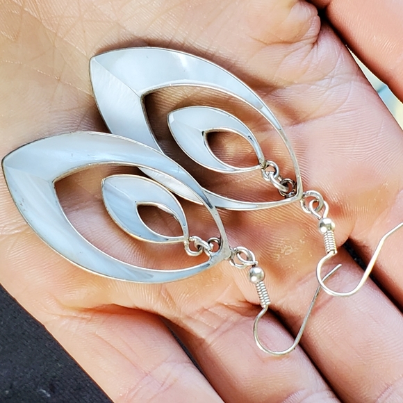 Elegant mother of pearl dangle earrings - Picture 2 of 3